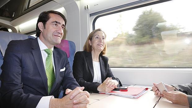 La ministra Pastor y el consejero de Fomento, ayer durante su viaje a Salamanca