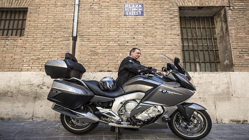 Navarro aparca su moto frente a la sede de la patronal