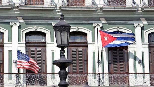 Las banderas norteamericana y cubana, en La Habana