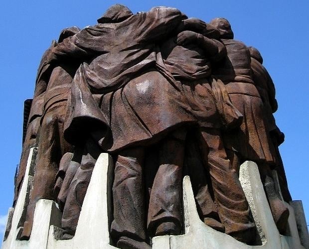 Estatua «El Abrazo», de Juan Genovés, en Antón Martín, en el barrio de Lavapies (Madrid)