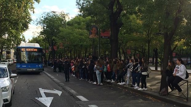 «Beliebers» en el paseo de la Castellana, frente al hotel Villa Magna, esta tarde