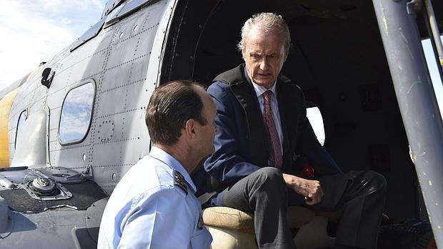 El ministro de Defensa, Pedro Morenés, este martes en uno de los helicópteros que participan en la búsqueda