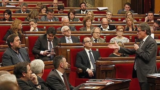 Artur Mas se dirige al líder de ERC, Oriol Junqueras, en el Pleno celebrado en el Parlamento catalán