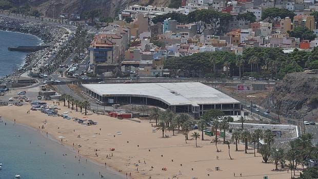 El inacabado aparcamiento de la entrada de la playa de Las Teresitas, en Santa Cruz de Tenerife, el llamado «mamotreto»