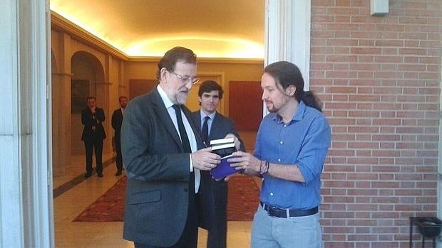 Pablo Iglesias hace entrega de su regalo