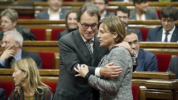 El presidente de la Generalitat en funciones, Artur Mas, abraza a Carmen Forcadell, nueva presidenta del «Parlament »