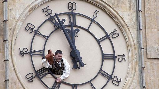 El Mariquelo, en su subida a la torre de la Catedral de Salamanca