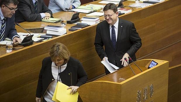 Bonig cede la tribuna a Puig durante un debate en el pleno de las Cortes