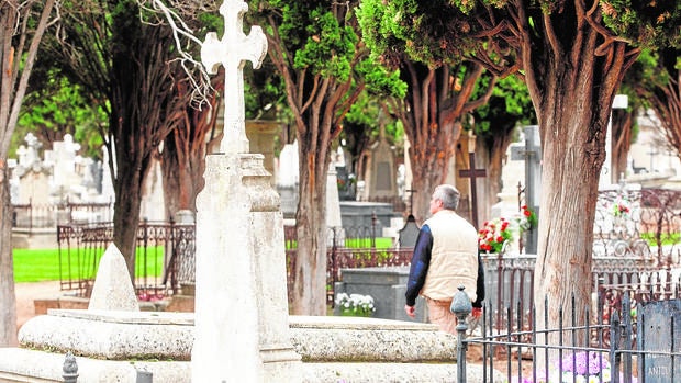 Diego lleva trabajando en el cementerio de El Carmen, en Valladolid, desde hace veinte años