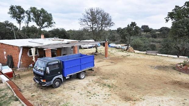 Vista de la parcela situada en una urbanización que se encuentra a unos 14 kilómetros del casco urbano de Nombela, donde falleció la niña