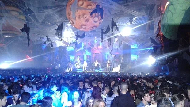 Miles de universitarios llenaron la pista de baile de la discoteca Fabrik