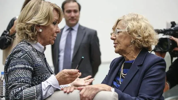 Esperanza Aguirre y Manuela Carmena conversan en una imagen de archivo