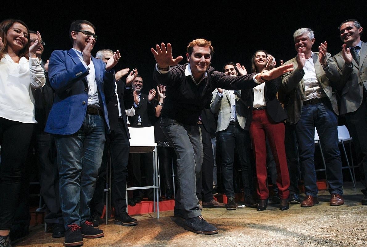 El líder de Ciudadanos, Albert Rivera (c), saluda al público asistente al final del acto del partido celebrado en Barcelona, bajo el lema «Ciudadanos, una alternativa para Cataluña»