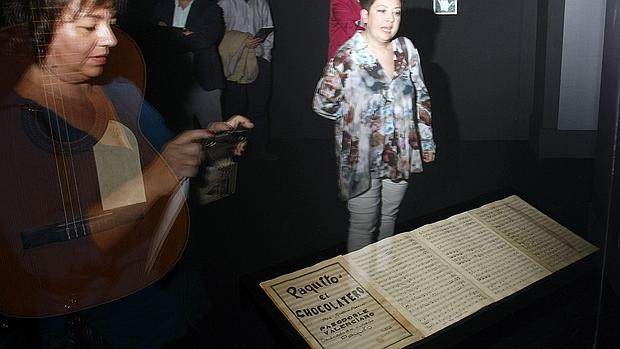 Dos mujeres observan la partitura