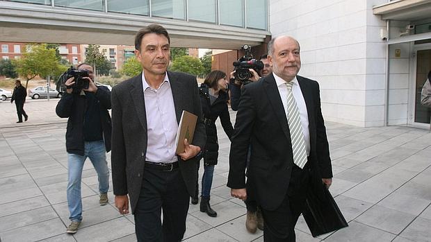 El número dos de la empresa pública Infraestructures.cat, Josep Antoni Rosell (i), junto a uno de sus abogados