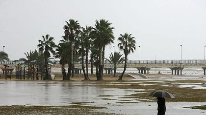 Un hombre pasea por la playa de Comarrauga en El Vendrell (Tarragona)