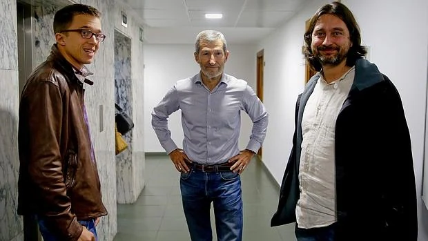 El general junto a Iñigo Errejón y Rafa Mayoral, de Podemos