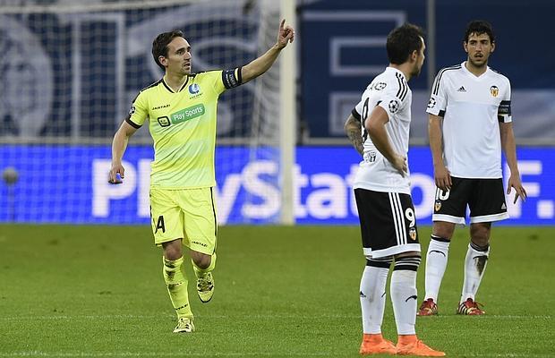 Kums celebra el gol de penalti del Gante ante Alcácer y Parejo