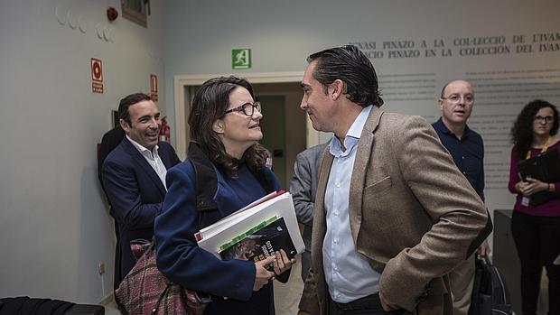 Imagen de Mónica Oltra y el diputado del PP Rubén Ibáñez tomada este miércoles en las Cortes