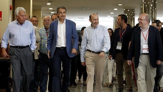 Los cuatro ex secretarios generales del PSOE en democracia en una imagen de 2014