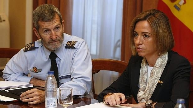 Morenés avisa al exjemad fichado por Podemos de que no puede hablar de política antes cesar como militar