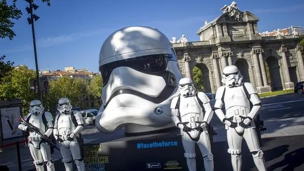 Una de las cabezas, situada en la Puerta de Alcalá, rodeada del ejército de Darth Vader durante la presentación