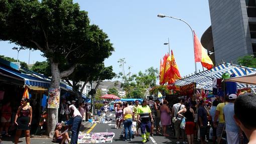 Un concurrido domingo en el rastro de la capital tinerfeña