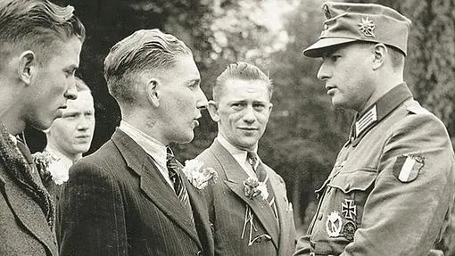 León Degrelle, a la derecha, como oficial de la Legión Valonia (unidad adscrita a las SS alemanas)