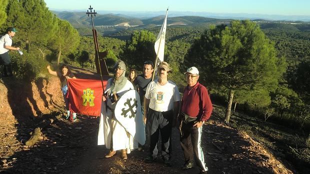 En la Mesa del Rey, antes del cambio del pendón de Castilla deteriorado por el tiempo por los nuevos que portan