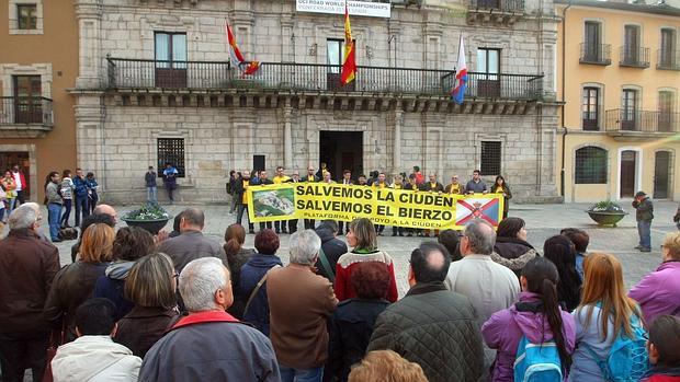 Trabajadores del Ciuden protestan frente al Ayuntamiento de Ponferrada, en una imagen de archivo