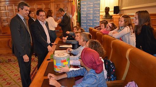 Álvaro Gutiérrez charla con los niños