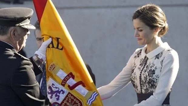 Doña Letizia entrega la bandera a la Policía Nacional en Ávila