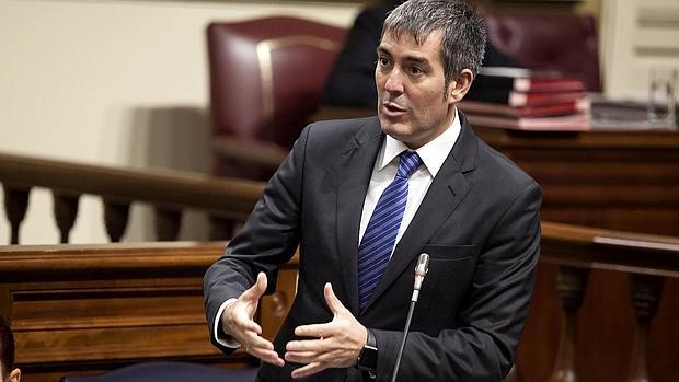 El presidente del Gobierno de Canarias, Fernando Clavijo, este martes en el Parlamento autonómico