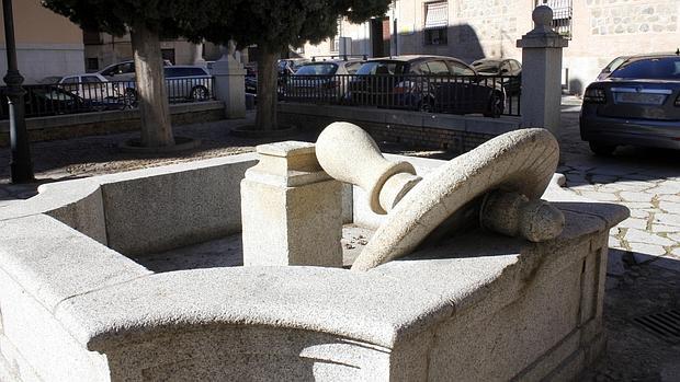 Fuente derribada, en la plaza de Santa Clara