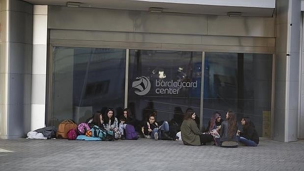 Algunas fans aguardan el próximo concierto en el Barclaycard Center