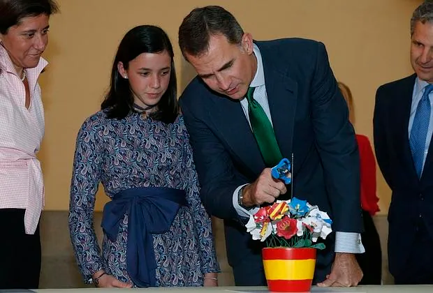 La niña Ana Jordán Marqués, de Barcelona, muestra al Rey su trabajo