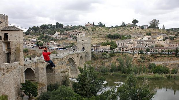 Un usuario se lanza por la tirolina
