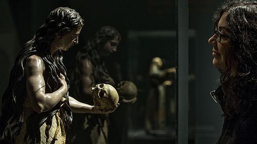 Una mujer observa la escultura «Santa María Egipciana» de Luis Salvador Carmona,