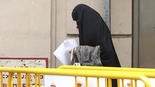 Una mujer con burka, tras declarar en la Audiencia Nacional