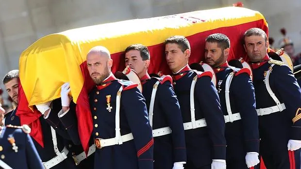 Los restos mortales del Infante Don Carlos reciben honores militares antes de su sepultura en El Escorial