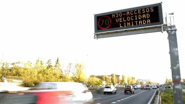 Un cartel recuerda el límite de velocidad establecido en la M-30