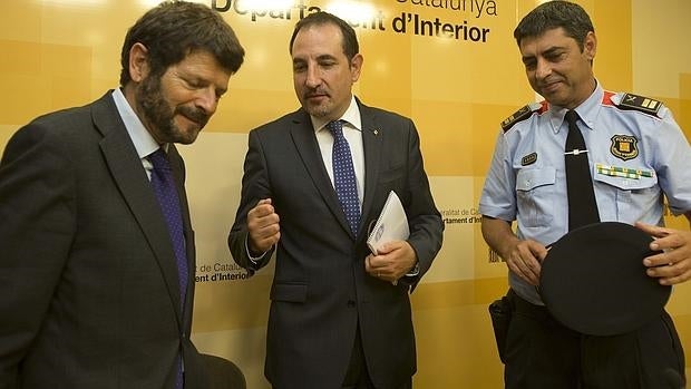 El director de la policía catalana, Albert Batlle (i), el actual secretario general de Unión Democrática de Cataluña, Ramon Espadaler (c), y el comisario jefe, de los Mossos Josep Lluis Trapero (d), durante el acto de toma de posesión de Batlle el pasado año en Barcelona