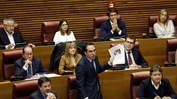 El diputado del PP Rubén Ibáñez muestra la información de ABC que desveló el caso