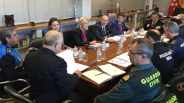 La delegada del Gobierno en Madrid, Concepción Dancausa, junto al alcalde de Parla, Luis Martínez, durante la Junta de Seguridad celebrada en el municipio