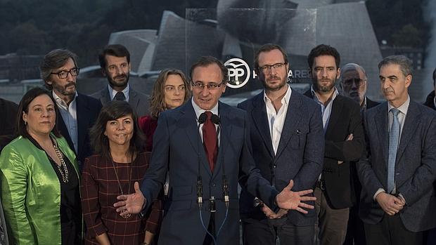 Alonso, en el centro, durante la presentación de las candidaturas al 20-D en Bilbao