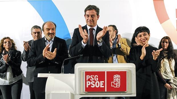 Gómez Besteiro (c), junto al candidato del PSdeG al Senado por Orense, Luis García Mañá (3i) y la candidata al Congreso, Rocío de Frutos (2d)