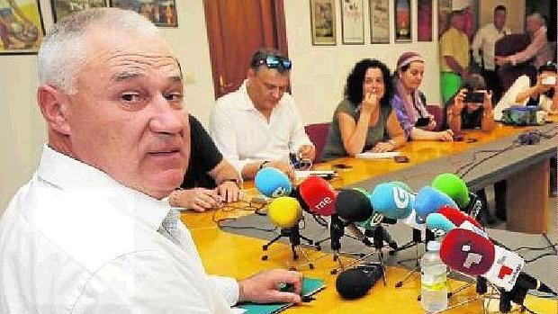 Manolo Martínez muestra el acuerdo conlos compromisos del PSdeG de Lugo