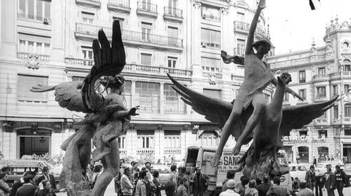 Las dos figuras, el día de su respectivo montaje y desmontaje, en octubre de 1977