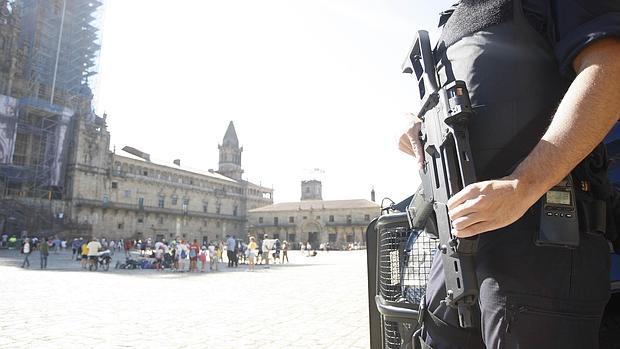 Agentes de Policía en las inmediaciones de la Catedral tras los atentados del Charlie Hebdo