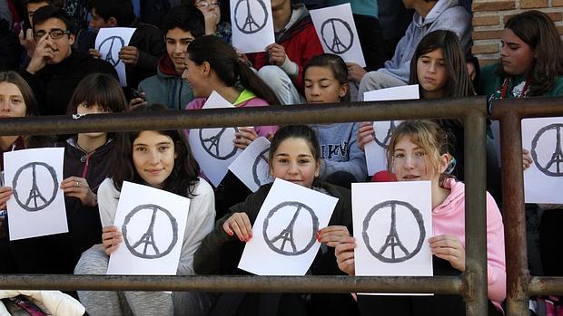 Los alumnos con el símbolo de la paz encuadrado en la torre Eiffel